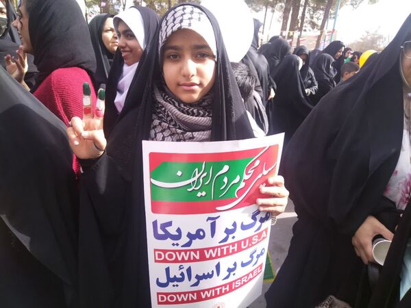 حضور پرشور دانش آموزان ابرکوه در راهپیمایی ۲۲ بهمن