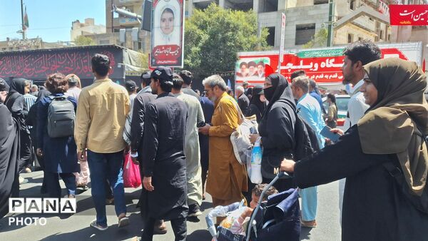 خیابان‌های منتهی به حرم، مملو از زائران رضوی
