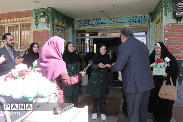 تجلیل مدیر آموزش‌وپرورش از دانش‌آموزان رتبه اول جشنواره نوجوان خوارزمی فیروزکوه