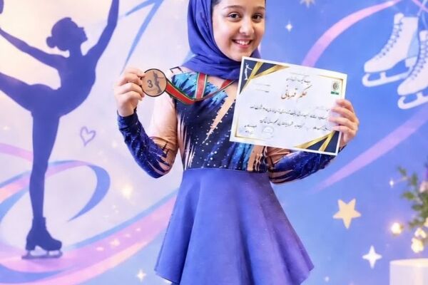 روژا بخارایی بر سکوی سوم اسکیت هنری استان تهران ایستاد