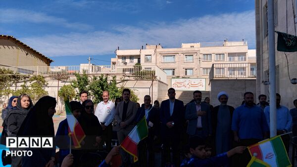 شکوفه‌های نوخاسته در دبستان پسرانه محمدرضا سیدآبادی 