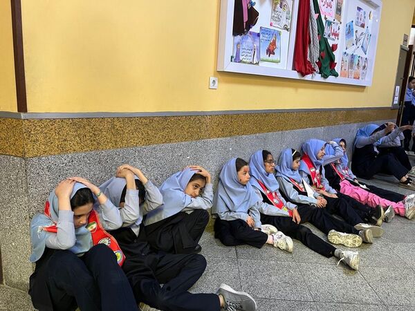برگزاری مانور زلزله دردبستان آرمینه مصلی نژاد ناحیه ۶