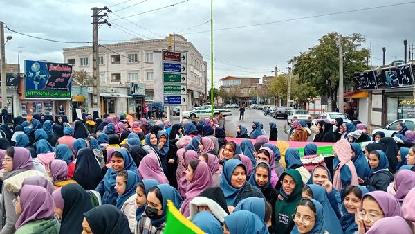 حماسه‌آفرینی دانش‌آموزان کمیجانی در راهپیمایی۱۳ آبان 