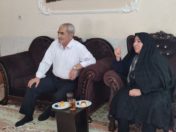 دیدار دانش‌آموزان هنرستان بصیرت با خانواده جانباز قاسم رسائی پور