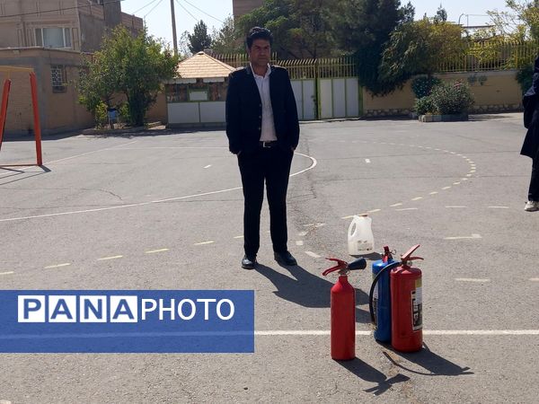 حضور آتش نشان به مناسبت وز آتش نشان و ایمنی در مدرسه نمونه دولتی وکیلی ۱۰