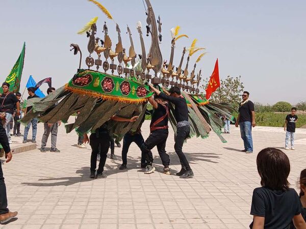 مراسم سنتی سینه زنی در روز عاشورای حسینی در روستای نقاب