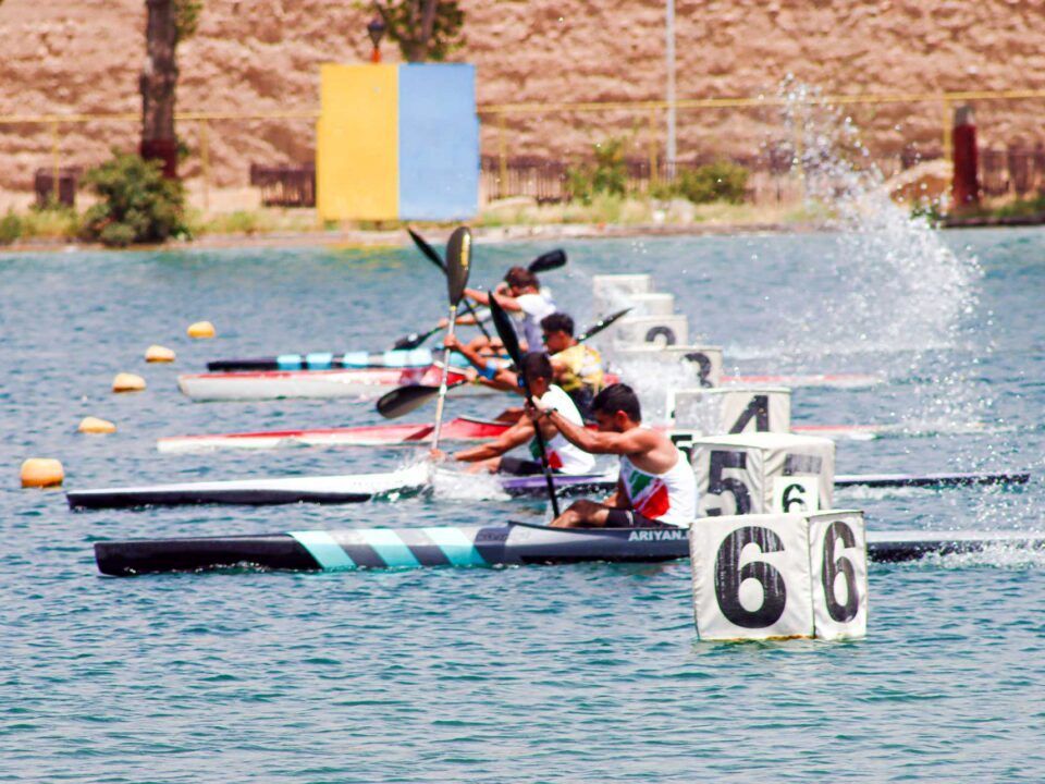 قایقرانان کشور در دریاچه آزادی به آب می‌زنند