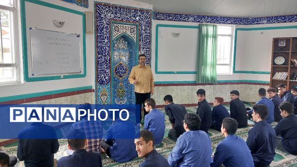 برگزاری نماز جماعت و زیارت عاشورا در دبیرستان شاهد