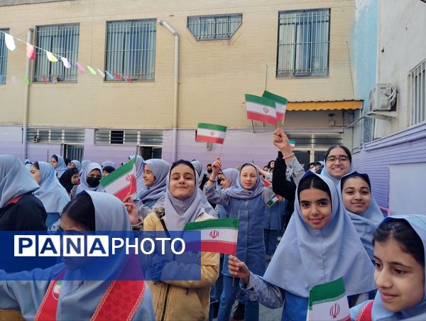 حال و هوای جشن ۲۲ بهمن در دبستان بهاردانش