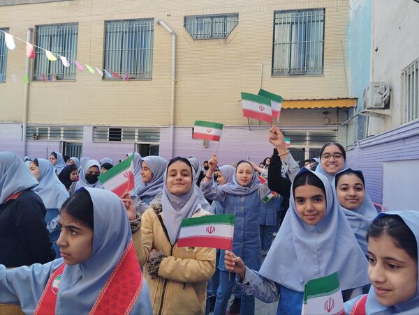 حال و هوای جشن ۲۲ بهمن در دبستان بهاردانش