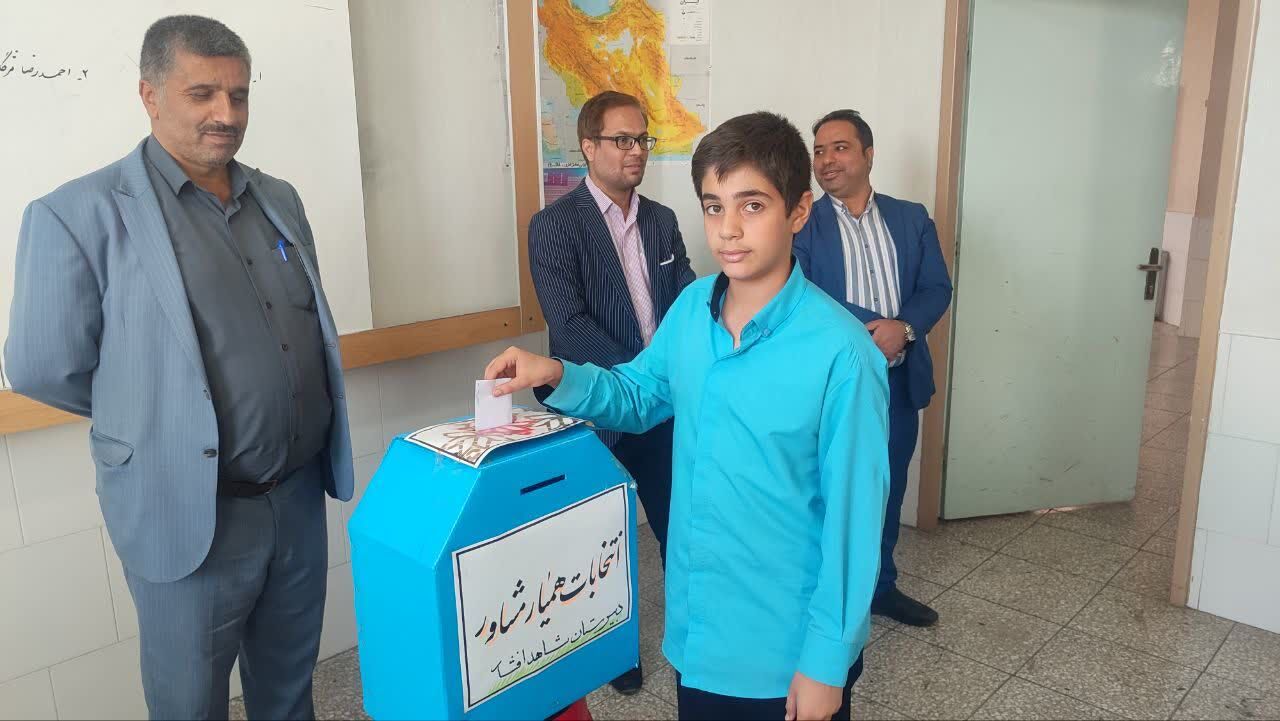 برگزاری انتخابات همیار مشاور کلاس‌ها در دبیرستان شاهد افشار 