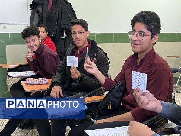  بیست و هفتمین دوره انتخابات شورای دانش‌آموزی در دبیرستان نمونه آیت‌الله خامنه‌ای کاشمر