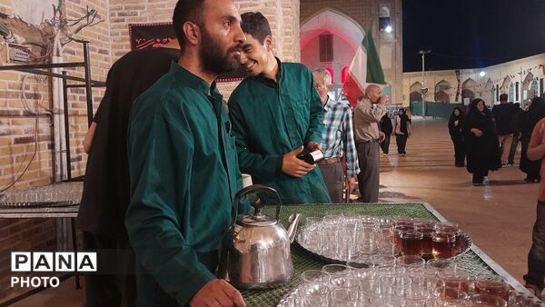 زحمات بی وقفه چایخانه حضرت زهرا (س)