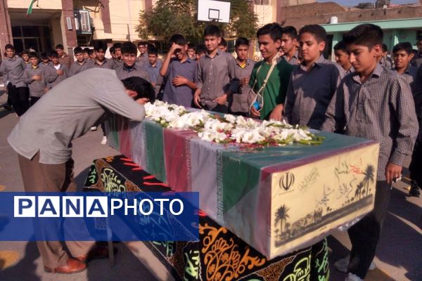 تجدید میثاق نسل نوجوان با آرمان‌های شهدا در مراسم تشییع شهید گمنام ورامین