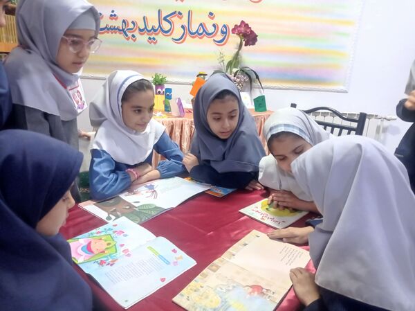 گرامیداشت هفته کتاب و کتابخوانی در مدرسه مهندس رحمانی فرد ناحیه یک مشهد 