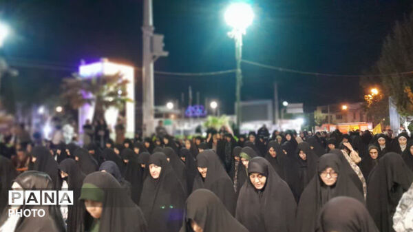 نماز استغاثه به امام زمان (عج) در شصت و دومین قرار عاشقانه، میدان امام خمینی(ره) شهرستان کوهدشت