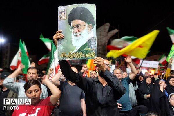 تجلیل از خبرنگاران پانا در صحنه ی جهاد تبیین