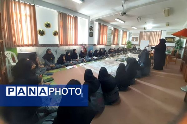 جلسه انس با قرآن و گفتمان دینی در دبیرستان فرزانگان قائمشهر