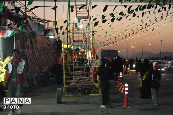 خدمت خادمان موکب بخش تنکمان به زائران رهبر شهید