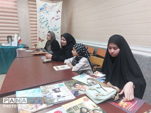 برگزاری نشست «خانواده کتاب‌خوان» در کتابخانه الزهرا(س) حاجی‌آباد