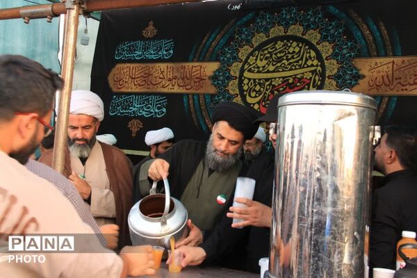 همدلی مسئولان و خادمان در خدمت به زائران رهبر شهید
