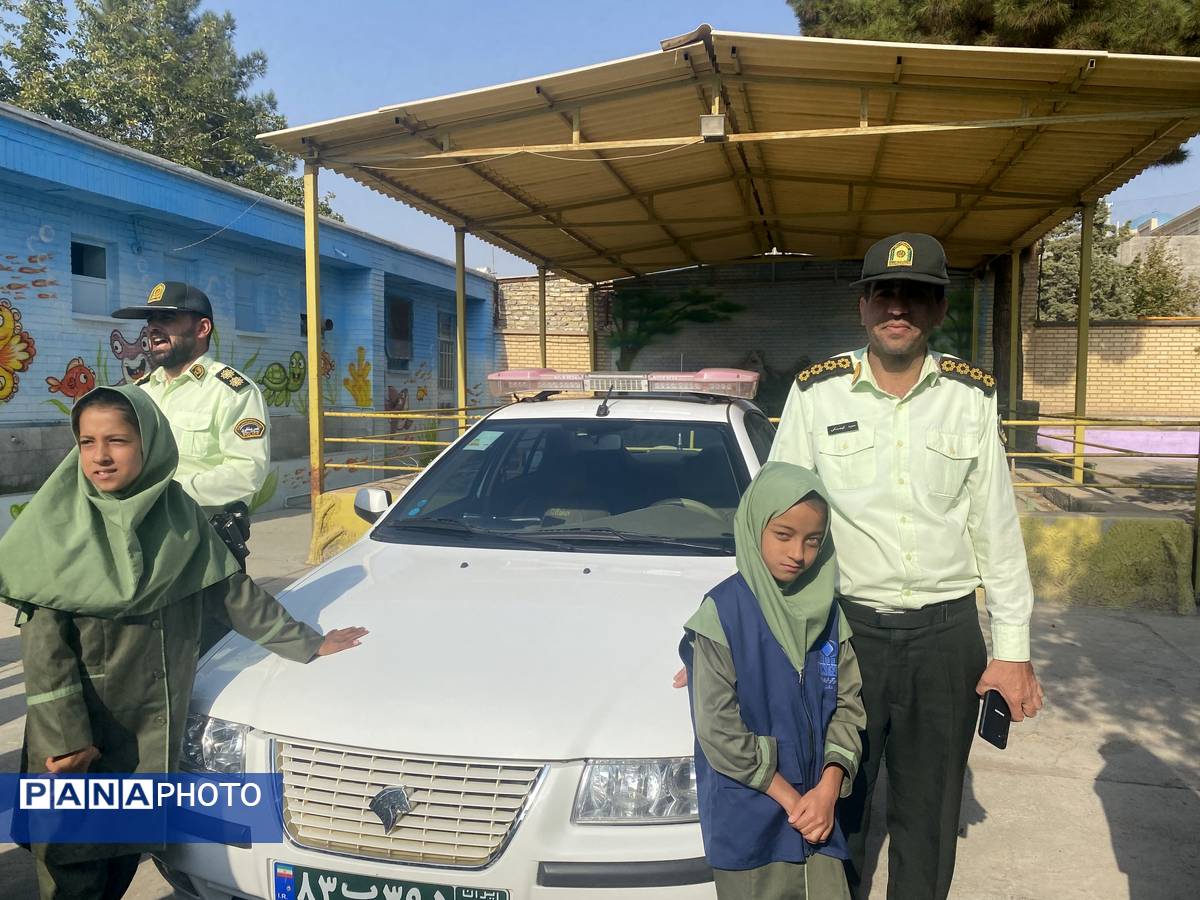 حضور سرهنگ اسماعیل اکبری رئیس کلانتری ۱۳ نیشابور در جمع دانش‌آموزان دبستان میلاد نیشابور 