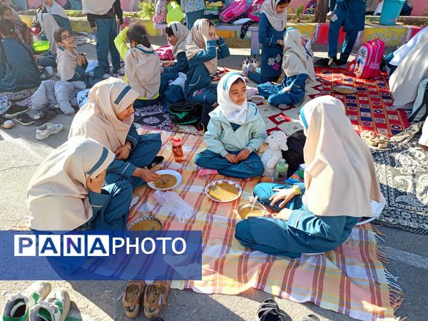 روزی شاد در دبستان سمیه کاشمر 