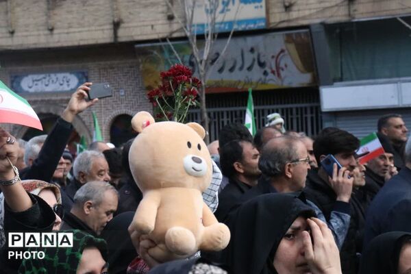  حلما با عروسک‌ها سوگ خانواده شهیدش را در آغوش کشید