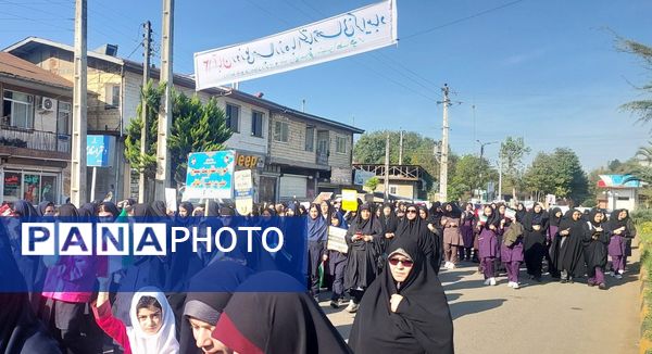 13 آبان متحد و استوار در مقابل استکبار