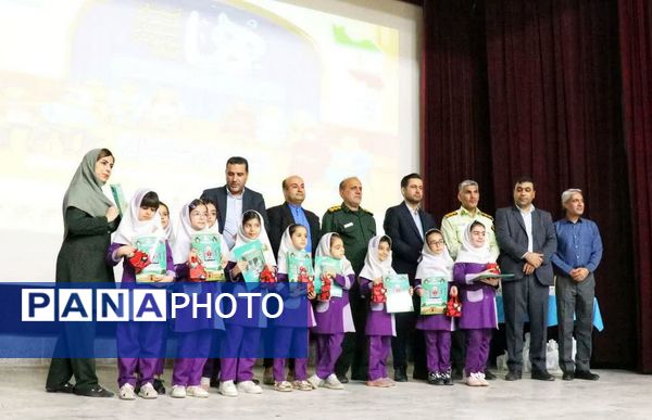 تجلیل از برگزیدگان دانش‌آموزی مسابقات فرهنگی و هنری جشنواره هما شهرستان دشتستان 