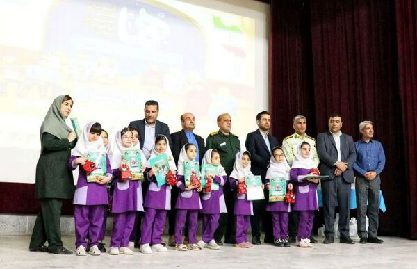 تجلیل از برگزیدگان دانش‌آموزی مسابقات فرهنگی و هنری جشنواره هما شهرستان دشتستان 