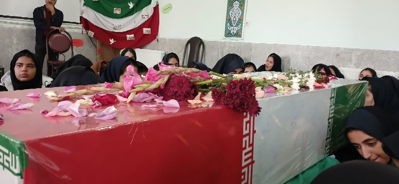 وداع دانش‌آموزان هنرستان الزهرا با پیکر مطهر شهید گمنام