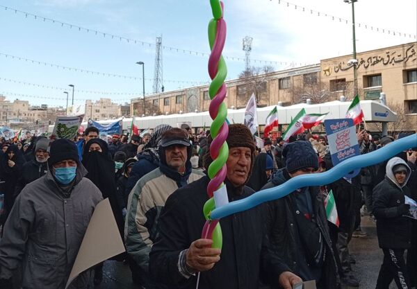راهپیمایی ۲۲ بهمن در مشهد با حضور فرمانده واحدهای حوزه ۱۹ بسیج دانش‌آموزی منطقه تبادکان