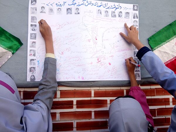 طنین شعارهای انقلابی در دبستان دخترانه میثاق به مناسبت ۱۳ آبان