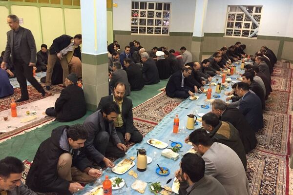 مراسم افطاری در دبیرستان نمونه آیت الله خامنه ای