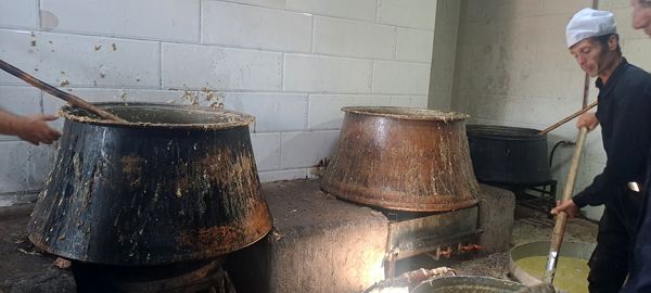 پخش نذری ظهر عاشورا در روستای حسن آباد بلهر 