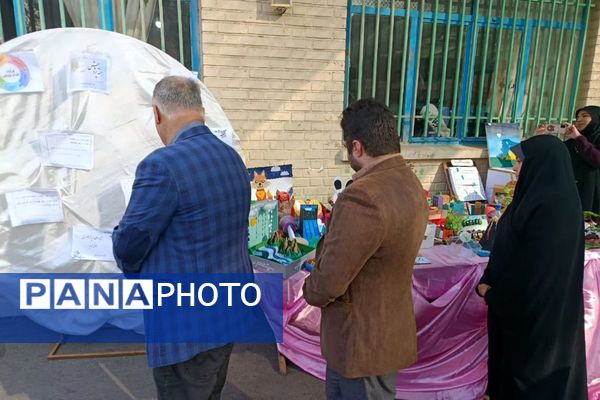 نمایشگاه دستاوردهای دانش آموزی در دبستان دخترانه وحیدکیهانی ناحیه یک شهرری