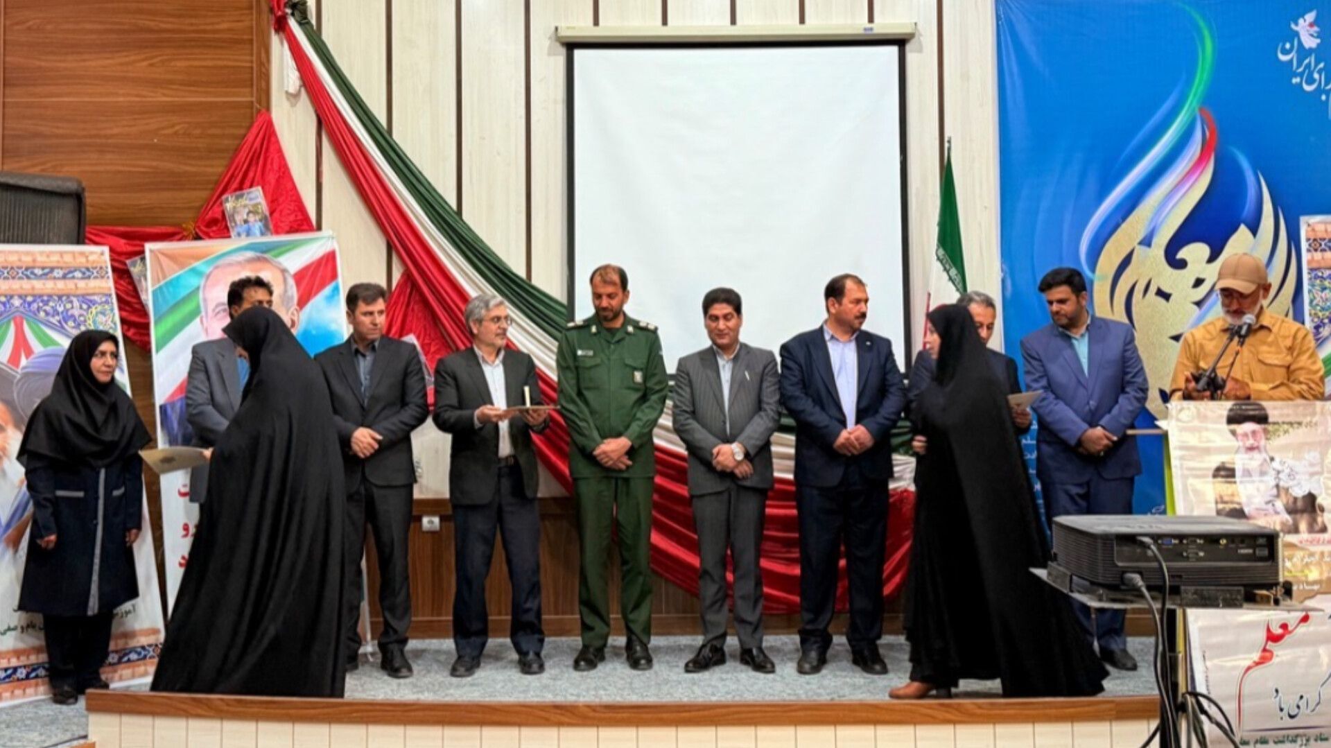 مراسم تجلیل از معلمان برجسته شهرستان بام و صفی آباد 