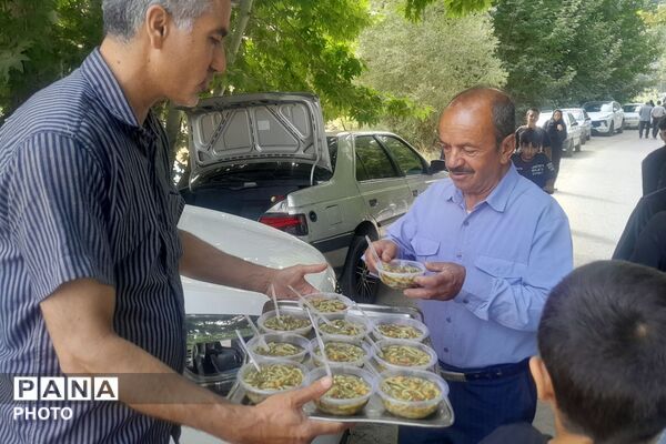 طعم مهربانی در مسیر عاشقی؛ قاب‌هایی از ایستگاه‌های صلواتی جاماندگان اربعین