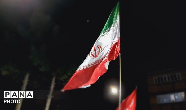 اهتزار پرچم عزاداری در سرخس در شب شهادت  امام جعفر صادق(ع)