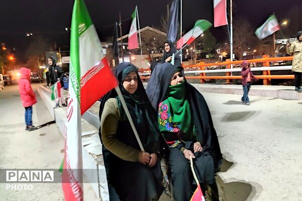 در کنار هم ایستاده ایم-۱