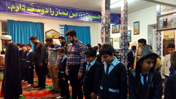 محفل انس با قرآن‌کریم و سفره افطاری در دبستان پسرانه آل‌یاسین شهرستان محلات