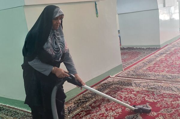 غبار روبی مسجد جامع کوهپایه همزمان با حلول ماه رمضان و ایام نوروز
