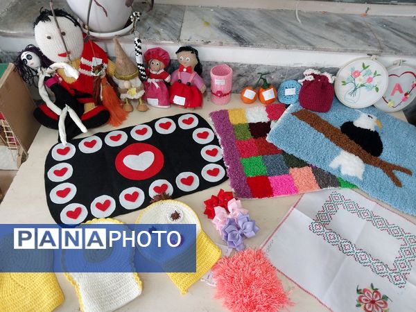 نمایشگاه آثار هنری دانش آموزان دبیرستان دلیری 