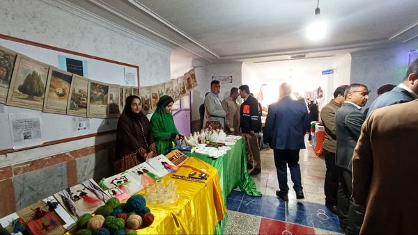 نمایشگاه دست‌سازه‌ها و غذاهای محلی دانش‌آموزان مارگون
