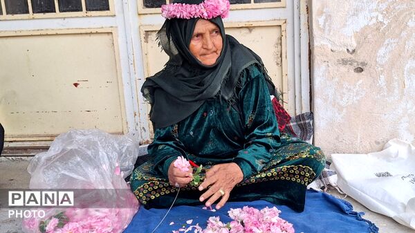 آخرین روزهای فصل گلاب‌گیری در کاشان؛ از دیگ‌های مسی تا شیشه‌های گلاب
