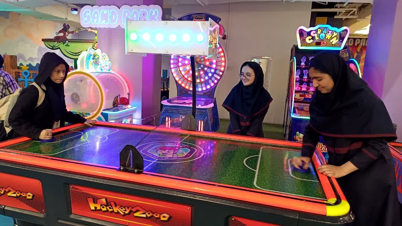 اردوی تفریحی دانش‌آموزان دبیرستان شاهد افشار در شهربازی خلیج فارس