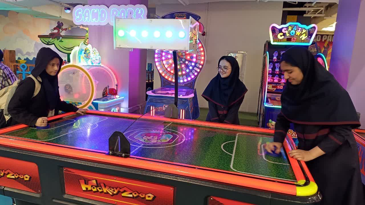 اردوی تفریحی دانش‌آموزان دبیرستان شاهد افشار در شهربازی خلیج فارس