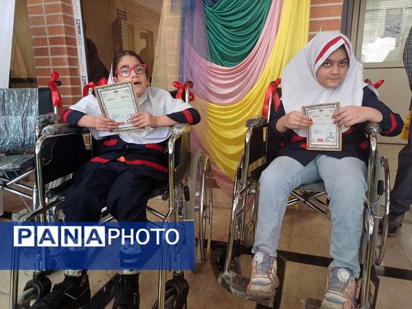 تهیه ویلچر برای دانش‌آموزان کم توان