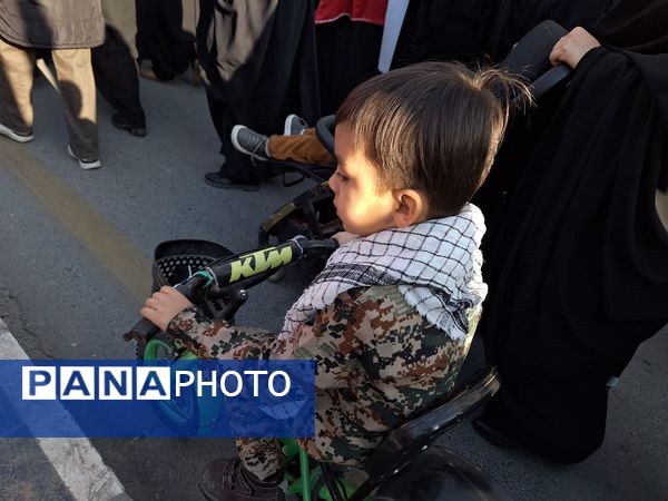 حضور پرشور کودکان در راهپیمایی میثاق با ولایت و محکوم نمودن اغتشاشات گروه های تروریستی در کاشمر